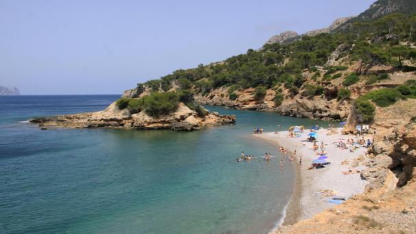 <p>Überschaubarer Trubel: Der Strand S'Illot auf Mallorca ist selbst im Sommer nicht sonderlich überlaufen.</p>