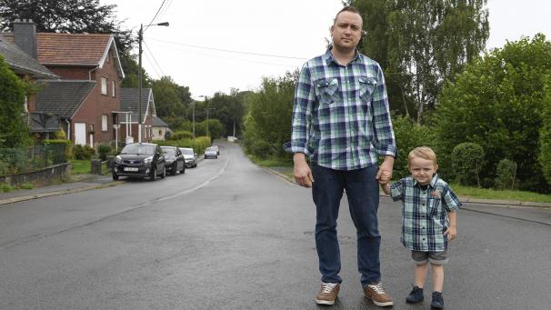 <p>Jean-Marie Dütz, Initiator der Online-Petition, mit seinem Sohn an der Hand im Schnellenberg</p>