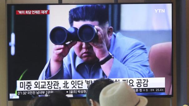 <p>Passanten verfolgen an einem Bahnhof eine Nachrichtensendung über einen Raketentest von Nordkorea. Auf dem Bildschirm ist Kim Jong Un, Machthaber von Nordkorea, zu sehen.</p>