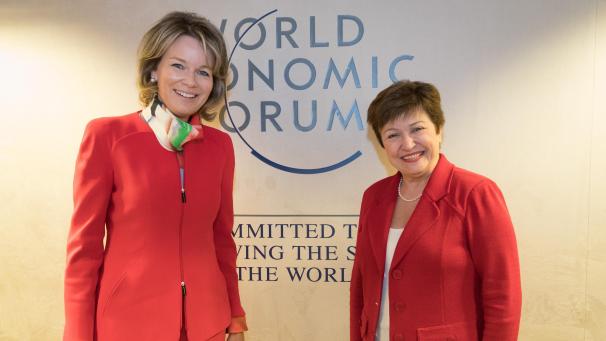 <p>Diese Aufnahme zeigt Kristalina Georgiewa (rechts) – hier mit Königin Mathilde (links) – beim Weltwirtschaftsforum in Davos im Januar 2018.</p>