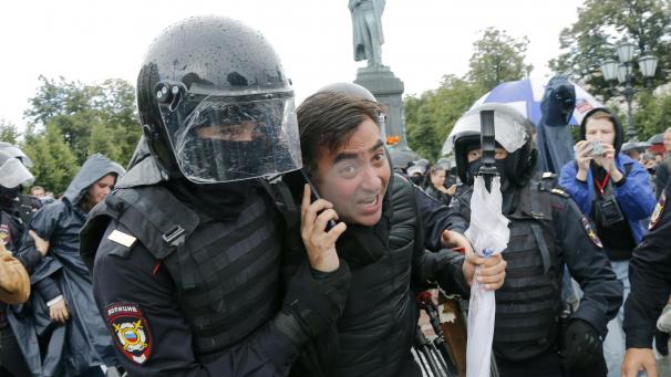 <p>Eine Woche nach den zahlreichen Festnahmen und massiver Polizeigewalt haben in Moskau erneut Hunderte Menschen demonstriert.</p>