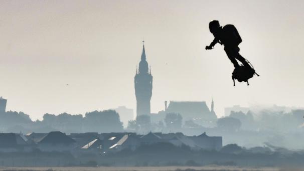 <p>Dem französischen Extremsportler Franky Zapata ist als erstem fliegenden Mann die Überquerung des Ärmelkanals gelungen.</p>