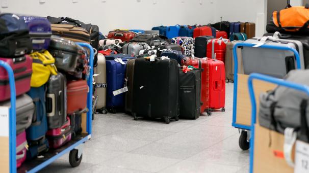 <p>Mindestens 6.000 Gepäckstücke blieben zunächst am Flughafen zurück und mussten nachgeliefert werden.</p>