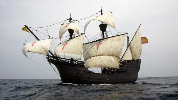 <p>Eine Nachbildung des Schiffes „Nao Victoria“ im Pazifik. Die „Nao Victoria“ war das erste Boot, das um die Welt gesegelt ist.</p>