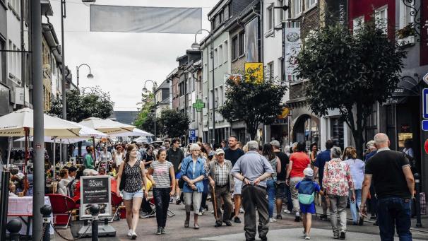 <p>Volle Terrassen und Tausende zogen entlang der Trödelstände: So stellte sich am Freitag die St.Vither Innenstadt dar.</p>
