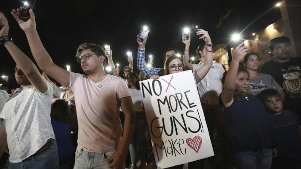 <p>Mit einer Mahnwache und einem Schild mit der Aufschrift „Keine Waffen mehr!“ haben zahlreiche Menschen den drei Mexikanern, die bei Schüssen in einem Ladenkomplex im texanischen El Paso ums Leben gekommen sind, gedacht.</p>