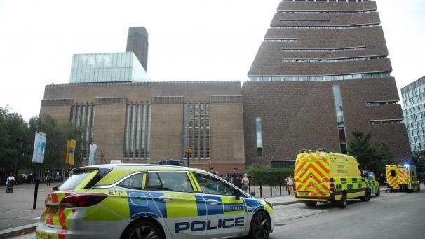 <p>Einsatzwagen stehen vor dem Tate Modern Museum. Ein 17-Jähriger soll einen sechsjährigen Jungen von einer Aussichtsplattform im zehnten Stock geworfen haben.</p>