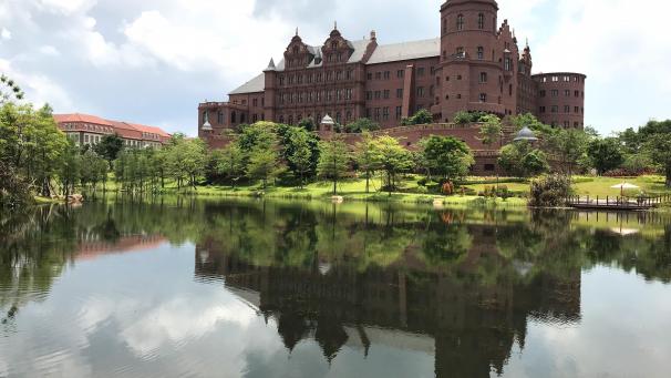 <p>China, Dongguan: Eine Nachbildung des Heidelberger Schlosses ist auf dem Campus Ox Horn, der der Architektur von 12 europäischen Städten nachempfunden ist, zu sehen. Die USA werfen Huawei Spionage für Peking vor und üben Druck auf europäische Länder aus, keine Geschäfte mehr mit dem chinesischen Telekom-Unternehmen zu machen.</p>