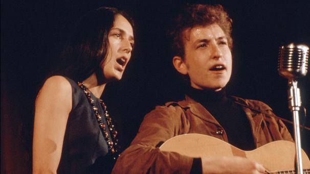 <p>Joan Baez und Bob Dylan performen auf dem legendären Woodstock-Festival.</p>
