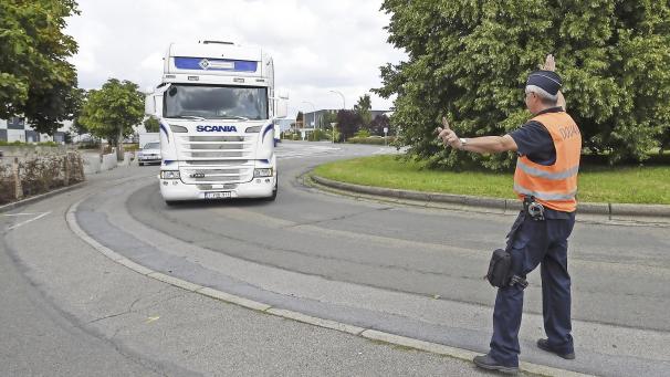 <p>Kontrollen von Pkw und Lastwagen gehören auch zu den Aufgaben des Zolls. Dabei geht es um den Kraftstoff, um Fahrzeugdokumente sowie um Lenk- und Ruhezeiten.</p>