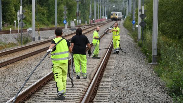 <p>Am Dienstagmorgen liefen die Reparaturarbeiten entlang der Bahnstrecke in Hauset auf Hochtouren.</p>