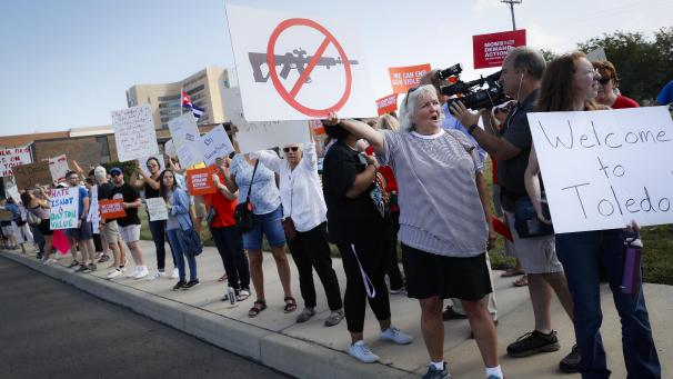 <p>Demonstranten haben sich versammelt, um gegen die Ankunft von US-Präsident Trump und Waffen zu demonstrieren.</p>
