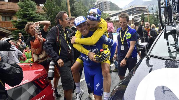 <p>Nach erfolgreicher Tätigkeit als Helfer verlässt Enric Mas (in blau) seinen Teamkapitän Julian Alaphilippe.</p>