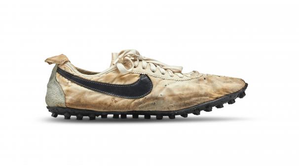 <p>Ein „Moon Shoe“ der Firma Nike, der um das Jahr 1972 gefertigt wurde. Das Paar Turnschuhe ist in New York für mehr als 400.000 Dollar versteigert worden.</p>
