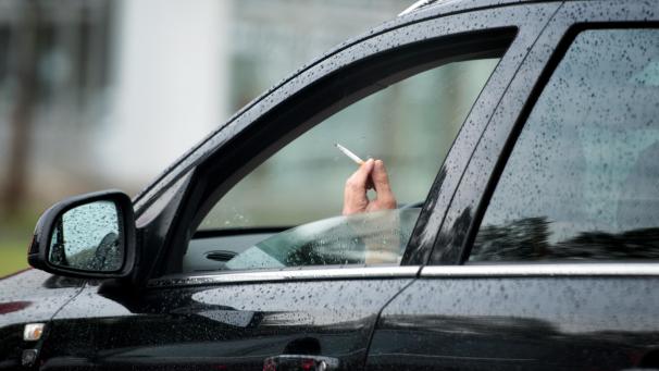 <p>Das Rauchen im Auto ist in Anwesenheit von Kindern künftig landesweit verboten.</p>