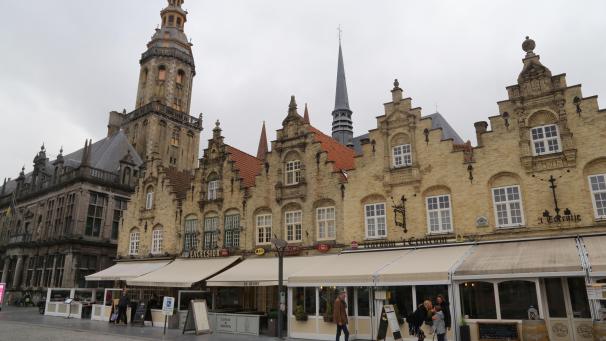 <p>In den Cafés in Veurne lässt es sich gut verweilen.</p>