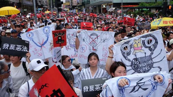 <p>Seit fast zehn Wochen protestieren in Hongkong Hunderttausende. Zunächst ging es um ein Gesetz, inzwischen um Polizeigewalt und Angst.</p>