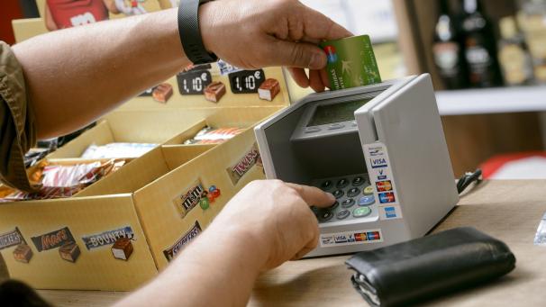 <p>Immer häufiger werden in Belgien auch kleine Beträge mit Bankkarte beglichen.</p>