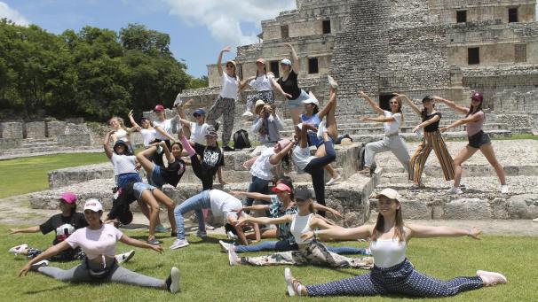 <p>Gruppenbild vor den Maya-Ruinen von Edzna.</p>