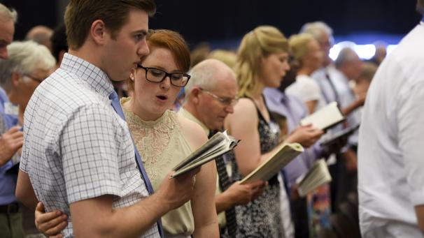 <p>Die Zeugen Jehovas bedienen sich einer Struktur, die sogar schwere Straftaten wie sexuellen Missbrauch ermöglichen. Immer mehr Opfer melden sich inzwischen zu Wort.</p>