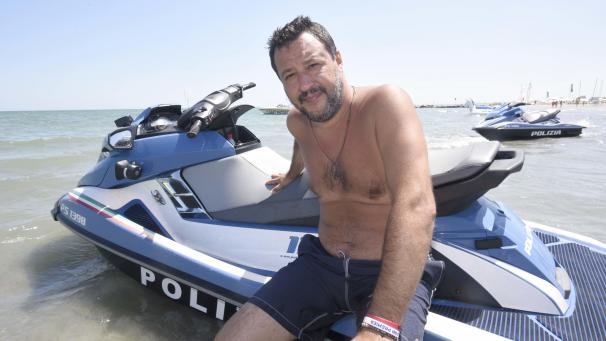 <p>Vor allem mit seinem rigorosen Anti-Migrationskurs und der harten Hand gegen Seenotretter im Mittelmeer zog Matteo Salvini Wähler auf seine Seite.</p>