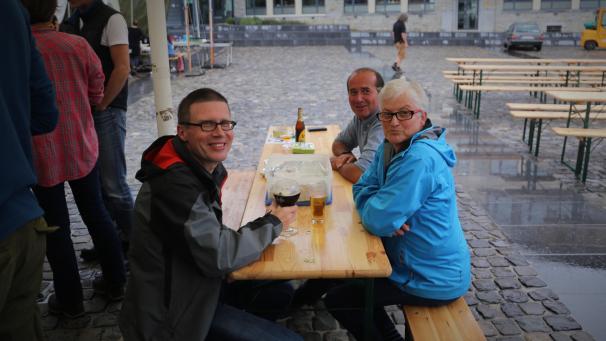 <p>Dieses Trio ließ sich vom Regen nicht den Abend versauen. Im Gegenteil.</p>