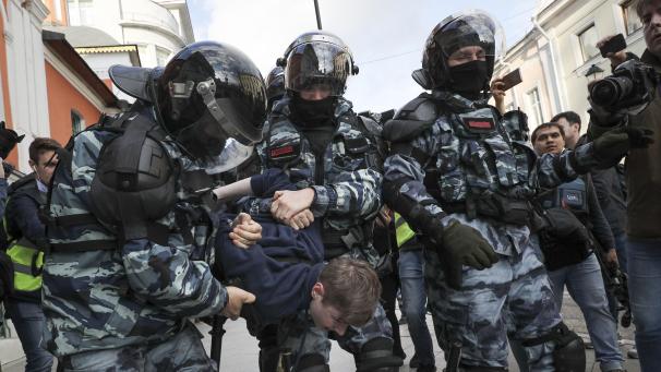 <p>Polizisten verhaften einen Demonstranten am Rande eines Protestes für faire und freie Wahlen.</p>