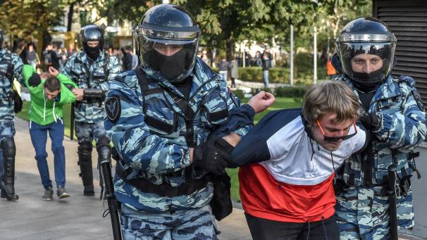 <p>Es sind vor allem junge Menschen, die derzeit in Moskau auf die Straße gehen.</p>