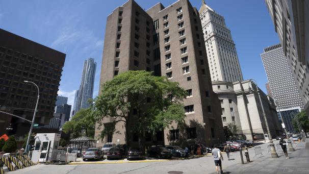 <p>Mitarbeiter dieses Gefängnisses in Manhattan hatten die Leiche des Ex-Investmentbankers am Samstagmorgen gegen 6.30 Uhr Ortszeit in der Zelle entdeckt.</p>