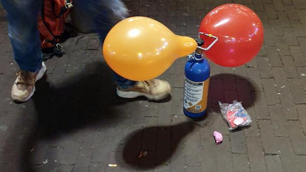 <p>Ein Straßenhändler verkauft mit Lachgas gefüllte Luftballons am Rembrandtplein, einem Amsterdamer Vergnügungsviertel.</p>