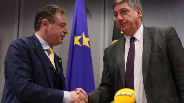 <p>Der Informator übergibt dem Regierungsbildner das Zepter: Bart De Wever (l.) und Jan Jambon.</p>