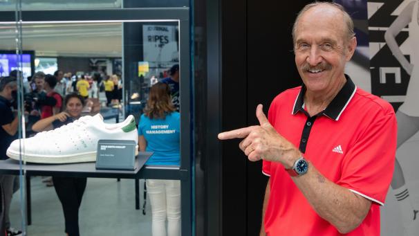 <p>Der frühere Tennis-Star Stan Smith steht beim Sportartikelhersteller adidas in einer Geschichtsausstellung zu der Marke neben seinem gleichnamigen Schuhmodel - der Stan Smith. Europas größter Sportkonzern hat kurz vor seinem 70-jährigen Bestehen die Eröffnung eines neuen Hauptgebäudes am Firmensitz in Herzogenaurach gefeiert.</p>