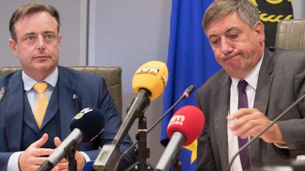 <p>Nicht Bart De Wever (l.), sondern Jan Jambon (r.) wird die Koalitionsverhandlungen in Flandern leiten und, bei erfolgreichem Abschluss, Ministerpräsident werden.</p>