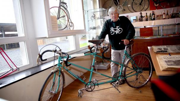 <p>Jean-Marie Gobert mit dem Tandem, das sich ein passionierter Radfahrer aus Spa bauen ließ, dessen Sehkraft nachgelassen hatte.</p>