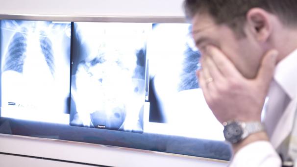 <p>Laut ostbelgischen Gewerkschaften schadet Nachtarbeit der Gesundheit und verursacht Kosten für die Soziale Sicherheit. Sie weisen aber auch darauf hin, dass die Menschen in gewissen Sektoren, wie dem Gesundheitswesen, darauf angewiesen sind.</p>
