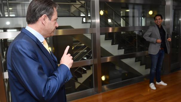 <p>Noch steht eine „Chinesische Mauer“ zwischen Bart De Wever (l.) und VB-Chef Tom Van Grieken.</p>