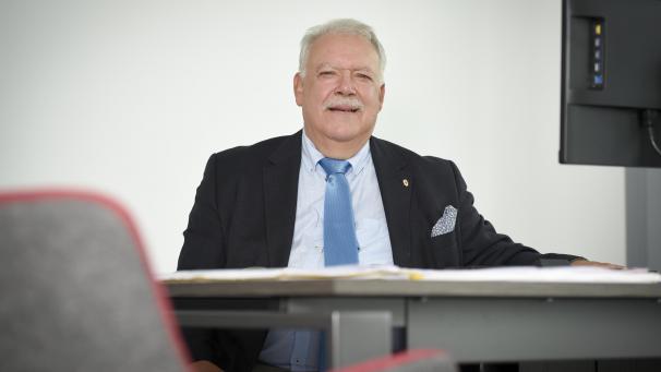 <p>René Bauer an seinem Schreibtisch im Stadthaus. Der 65-Jährige ist froh, die Fertigstellung des neuen Verwaltungsgebäudes noch vor seiner Pension miterlebt zu haben.</p>
