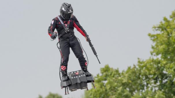 <p>Der „Raketenmann“ und sein Flugbrett, die große Attraktion beim Großen Preis von Belgien.</p>