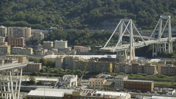 <p>Blick auf Überreste der Morandi-Brücke, die am 14. August auf etwa 180 Metern einstürzte. 43 Menschen kamen ums Leben.</p>