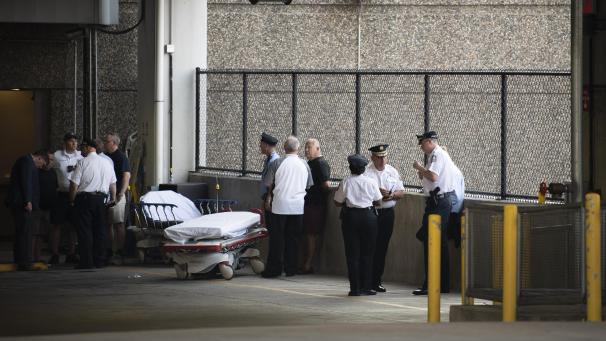 <p>Polizisten stehen vor dem Krankenhaus „Temple University Trauma Center“, nachdem ein Mann bei einer Polizeiaktion das Feuer auf die Einsatzkräfte eröffnete.</p>