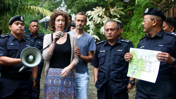 <p>Meabh Quoirin und Sebastien Quoirin, die Eltern der im Dschungel von Malaysia vermissten Nora, gaben nach dem Fund der Leiche ihrer Tochter neben dem stellvertretender SAC Polizeichef Che Zakaria Othman ein Statement.</p>