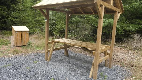 <p>An alles gedacht: Auch an den Picknickplätzen ist Platz für Rollstühle.</p>