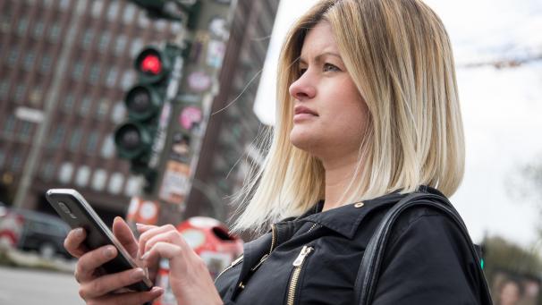 <p>Ampel rot, Smartphone raus: Viele Menschen greifen in jeder freien Sekunde nach ihrem Mobilgerät.</p>