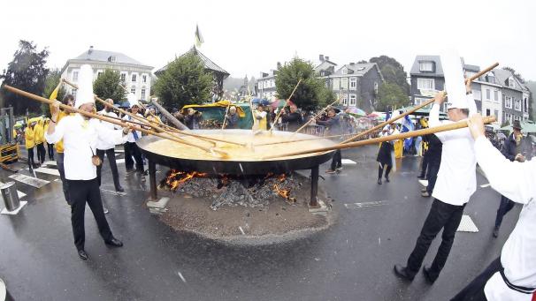 <p>Das Rühren des großen Omeletts gibt Jahr für Jahr ein tolles Bild ab.</p>