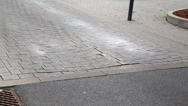 <p>Die Fahrbahn weist Schäden auf.</p>