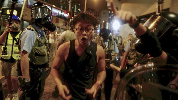 <p>Hongkong: Ein Demonstrant reagiert während eines Protests auf den Einsatz der Polizei.</p>