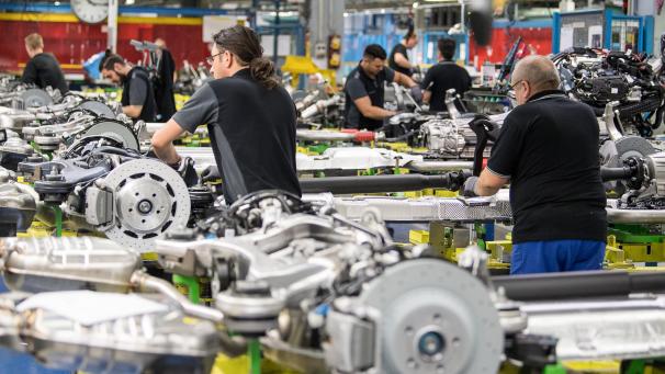 <p>Montagemitarbeiter im Mercedes-Benz-Werk in Sindelfingen. Die Wirtschaftsleistung in Deutschland ist im zweiten Quartal 2019 gesunken.</p>