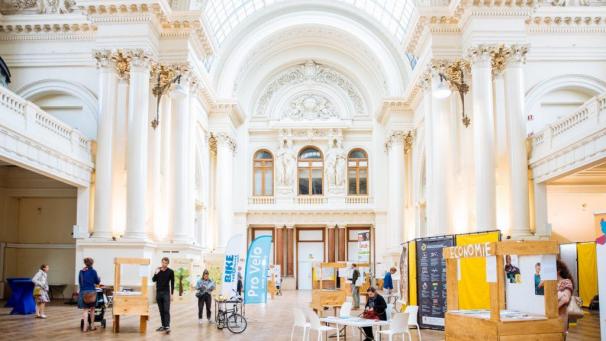 <p>Ausstellung über Kapitalismus in der alten Brüsseler Börse.</p>