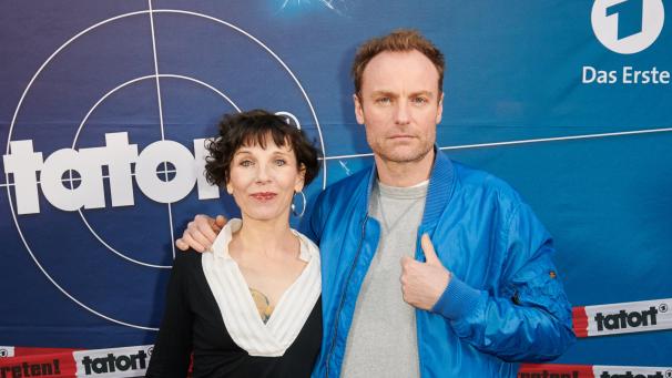 <p>Die Schauspieler Meret Becker und Mark Waschke stehen auf dem roten Teppich zur Premiere des neuen ARD-Tatort-Krimis „Der gute Weg“.</p>