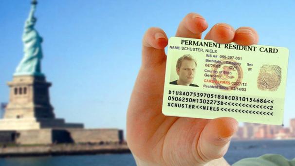 <p>Ein Mann hält vor der Freiheitsstatue eine Greencard in die Kamera –Mehrere US-Bundesstaaten haben die Regierung von US-Präsident Trump wegen der Verschärfung der Regeln für legale Einwanderung verklagt.</p>